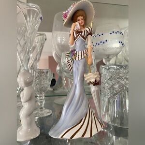 THOMAS Kinkade Ladies of Lamplighter Village
Figurine Collectable High fashion